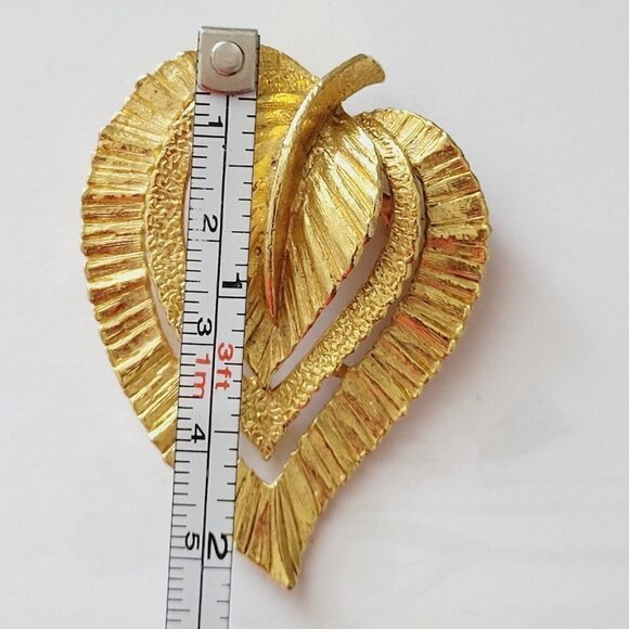 Vintage Gerry's Leaf Brooch Textured Brushed Gold Tone 3D Fall Autumn Timeless - Picture 9 of 10